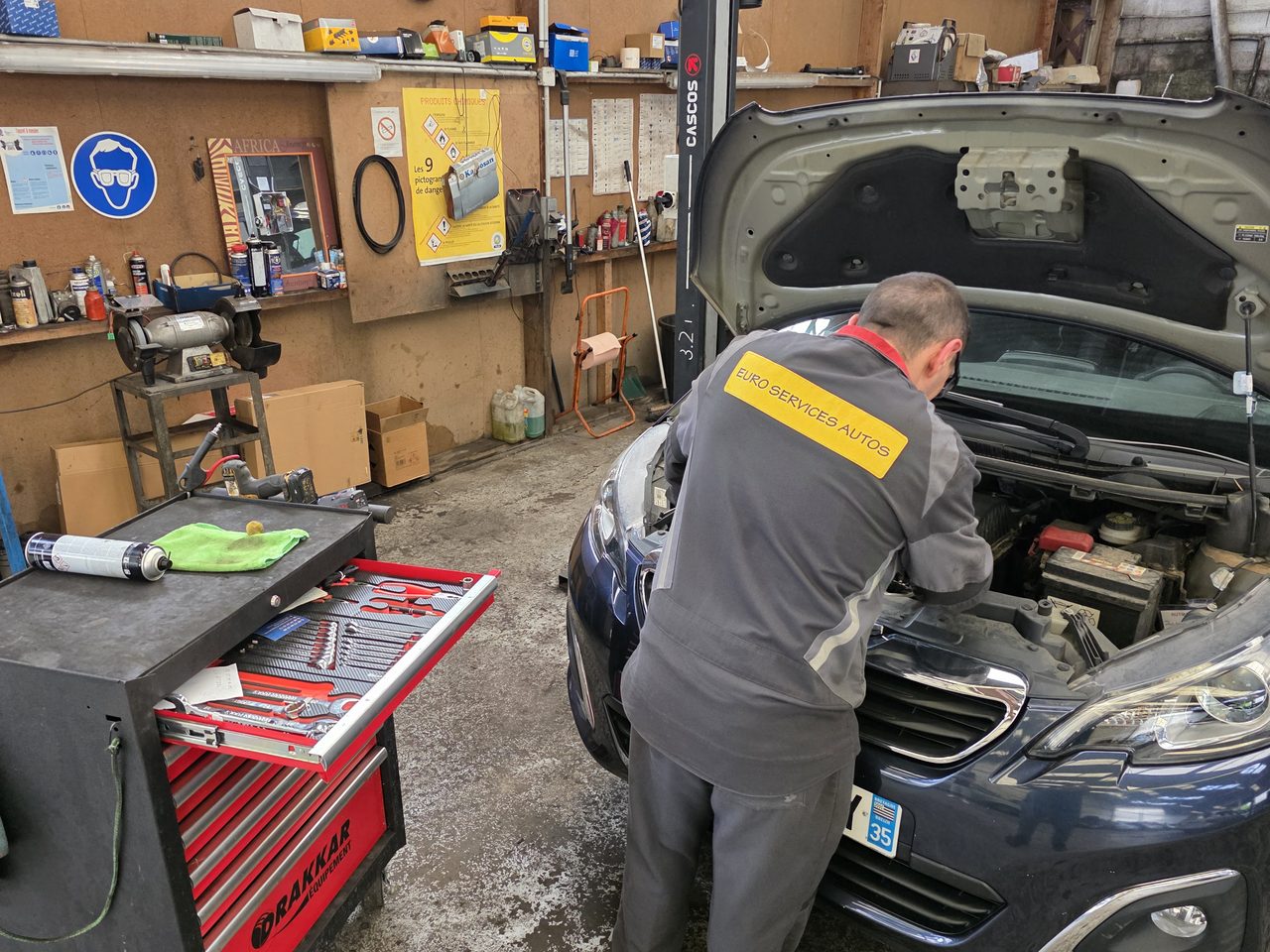 Mécanicien Euro Services Autos au travail sur un véhicule